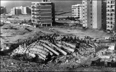 Le 23 octobre deux attentats-suicides visant des bâtiments abritant des soldats sont revendiqués par lorganisation du Jihad islamique ; ils font 241 soldats morts coté américain et 58 coté français. Dans quelle ville se déroulent ces attentats ?