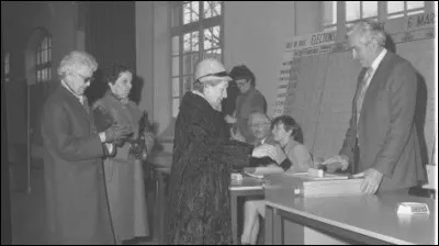 Les 6 et 13 mars 1983 se déroulent en France les élections ...