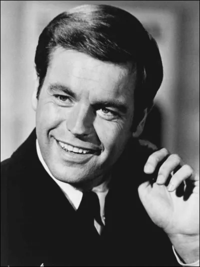 Quel personnage interprète le célèbre acteur Robert Wagner ?