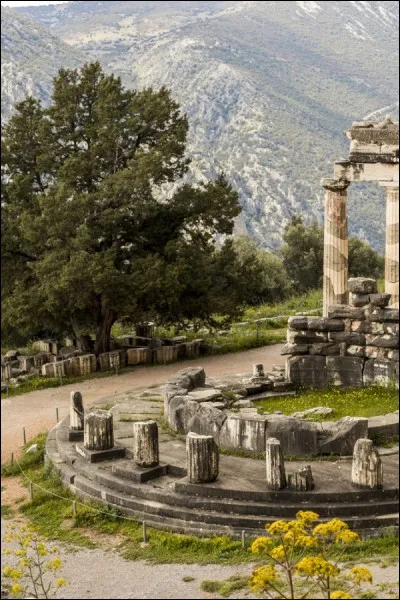 Par qui ont été écrites, créées les maximes delphiques ?