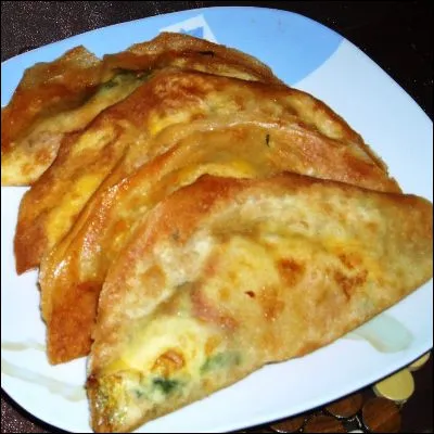 Quelle feuille de pâte très fine est couramment utilisée dans le Maghreb pour confectionner des chaussons ?