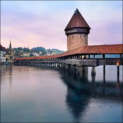 Quelle ville de Suisse est célèbre pour son pont de la Chapelle ?