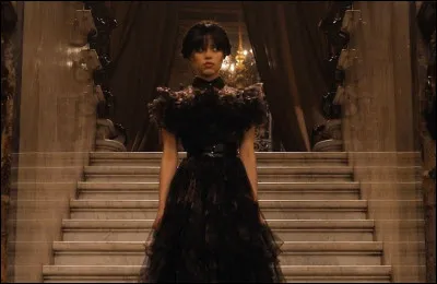 Avec qui Mercredi est-elle allée au bal ?