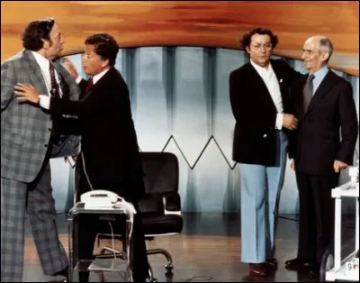 Michel Drucker joue le rôle du présentateur télé dans le film "L'Aile ou la cuisse".