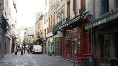 Personnalité : quel groupe a fondé Geoffroy Guichard et dont le siège se trouve à Saint-Étienne ?