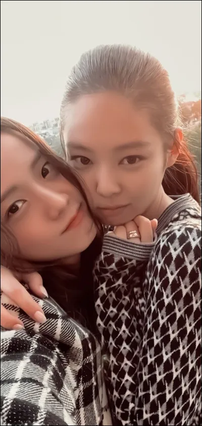 De qui est-elle proche ?