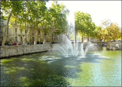 Géographie : par quel fleuve côtier est drainé la ville de Nîmes ?