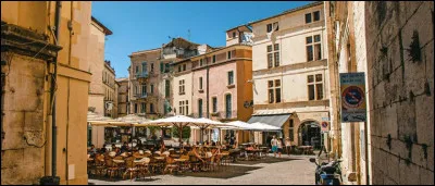 Sport : quelles sont les couleurs de l'équipe de football de Nîmes ?