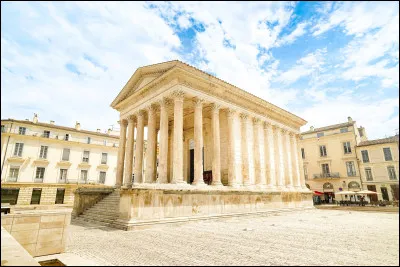 Lieu d'exception : par qui fut fondée La Maison Carrée de Nîmes ?