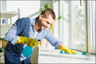 En moyenne, quelle est la part des femmes dans les tâches domestiques au sein du foyer ?
