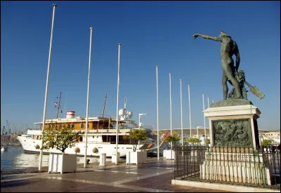 Ville : quel drôle de nom porte cette statue que l'on peut admirer à Toulon ?