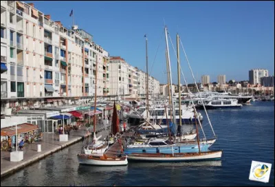 Histoire : lors de quel siècle, Toulon devient-elle un lieu de construction navale ?
