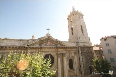 Lieu d'exception : comment s'appelle cette cathédrale emblématique de la ville de Toulon ?
