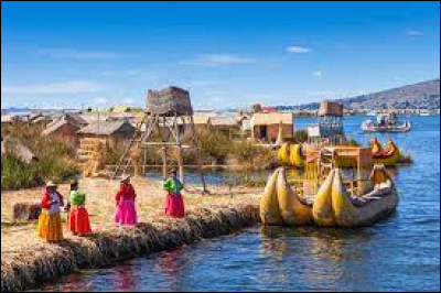 Madame Je-Sais-Tout revient d'Amérique du Sud ! Ce que j'ai préféré, dit-elle, c'est le lac Titicaca, que j'ai pu admirer lors de mon voyage en Patagonie, à cheval sur la frontière qui sépare le Chili et l'Argentine ! Je l'ai pris en photo, !