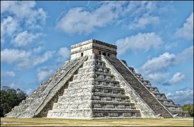 Je suis aussi allée au Pérou, dit Madame Je-Sais-Tout, j'ai pu visiter le Chichen Itzá , une des sept merveilles du monde moderne ! Voyez cette splendeur !