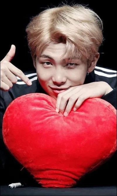 Qui a dit : �My heart is red ; red ? R : revolution , E : evolution, D : drobolotion� ?