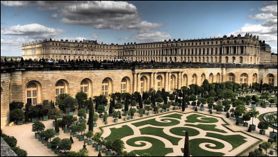 Dans quel château la galerie des Glaces est-elle située ?