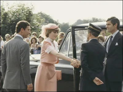 Il y eut une première, à nouveau, pour le départ vers leur lune de miel des nouveaux mariés (départ également filmé pour la télévision), qu'était-ce ?