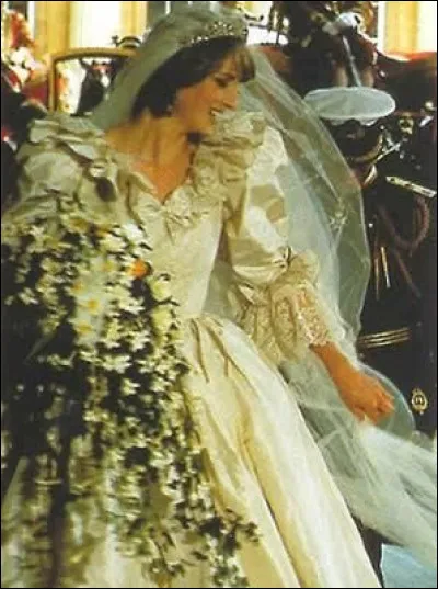 Lady Diana a choisi un styliste et couturier londonien pour la réalisation de sa robe de mariée, styliste qui exerce toujours aujourd'hui. Qui était-il