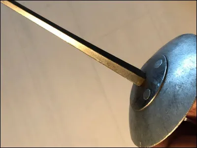 Comment se nomme la pointe de l'arme en escrime ?