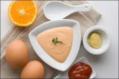 La sauce aurore est composée de mayonnaise, de sauce tomate et relevée par un alcool fort.