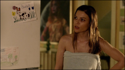 Lucifer apparait chez Chloé et prépare le petit déj, mais Choé sort de sa douche et fait tomber ...