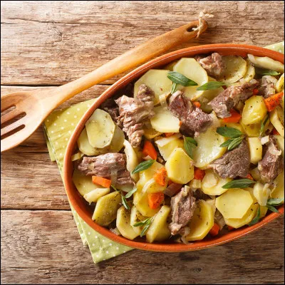 Gastronomie : Quel plat de la cuisine alsacienne est à base de pommes de terre, de légumes et d'un assortiment de viandes d'agneau, de boeuf et de porc marinées avec des épices et du vin blanc ?