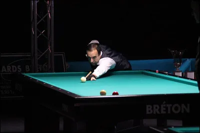 Comment appelle-t-on cette variante du billard qui se joue à trois billes et sans poches ?