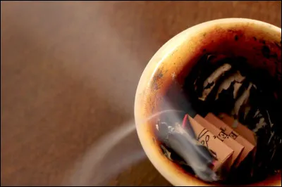 Quel est ce papier parfumé au benjoin que l'on brûle pour désodoriser un intérieur ?