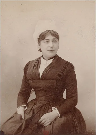 Dans combien de pièces de théâtre Blanche Pierson a-t-elle joué à la Comédie-Française ?