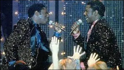 Dans "Un monde pour Rembrandt" pourquoi le double du charmeur change-t-il d'avis et retourne sur scène ?