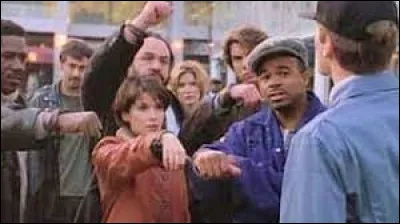 Dans "Un monde carcéral" quel système sournois est mis en place ?