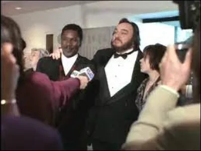 Dans "Un monde de renommée" plusieurs détails font comprendre à nos Sliders qu'ils ne sont finalement toujours pas rentrés chez eux. Un seul est faux, lequel ?