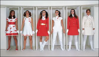 Minijupes futuristes blanches et argentées, bottes en PVC, matière dite ''seconde peau''. Qui a créé ces lignes de vêtements épurées ?