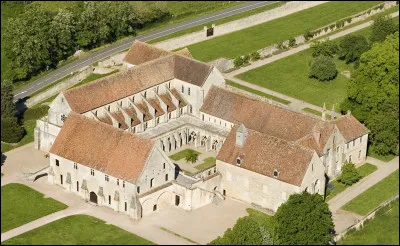 L'abbaye de Noirlac a été fondée en 1136. c'est une abbaye cistercienne, une des filles rayonnantes de Clairvaux. Où se trouve-t-elle ?