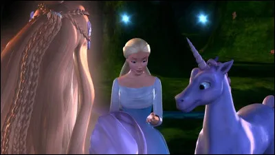 Dans le film ''Barbie et le lac des cygnes'', de quelle couleur est le cristal sur la tête dOdette ?