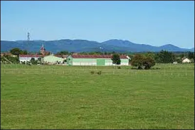 Voici une vue du village de Roye, avec les Vosges en arrière-plan. Située en Bourgogne-Franche-Comté, c'est une commune du département ...