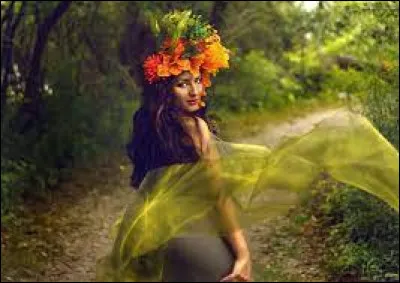 Cest dans la mythologie romaine que cette divinité prend de limportance, Ovide layant associée à Flore (ou Flora), déesse des Fleurs et du Printemps. Quel est son nom grec ?