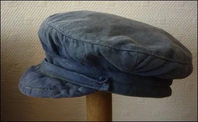 Qui chantait "Dans les bals populaires, l'ouvrier parisien, la casquette en arrière, tourne tourne tourne bien" ?