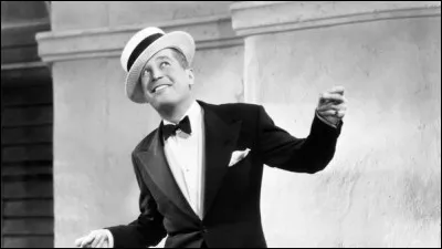 Quel était le chapeau indissociable au look de Maurice Chevalier ?