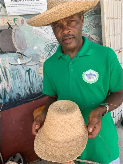 D'où le bakoua est-il le chapeau traditionnel ?