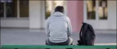 Tu vois quelquun seul dans la cour, que fais-tu ?