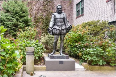 Qui est l'auteur du roman ''LIngénieux Hidalgo Don Quichotte de la Manche'' ?