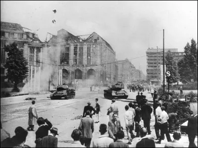 Le 17 juin 1953, des grèves et manifestations tournent à l'insurrection dans cette capitale de l'Est. La répression par l'armée soviétique fait des dizaines de morts et des milliers d'arrestations : dans quelle ville était-ce ?