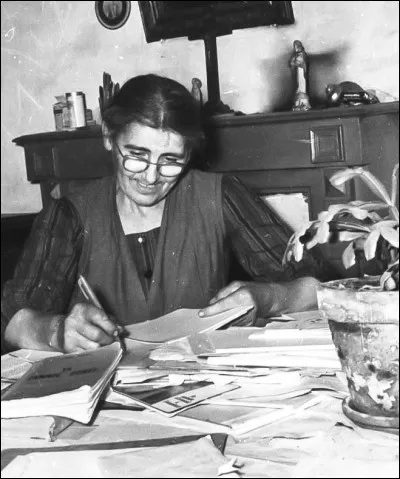 Quelle est la réponse à la question : "deus pelec'h eo Anjela Duval ?"