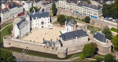 Quelle est la réponse à la question : " pelec'h emañ kastell dug breizh ?"