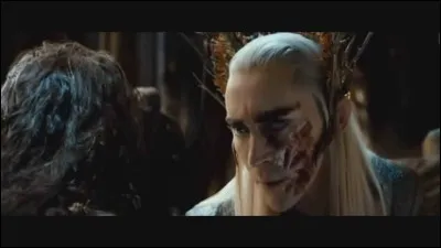 D'après le livre, Thranduil a-t-il une cicatrice à la joue gauche ?