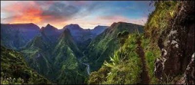 À la Réunion le point culminant est à une altitude de 2 070 mètres au Rocher de la Tournette.