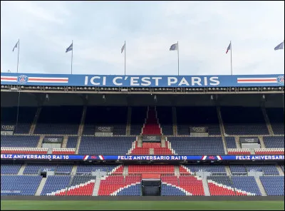 Milieu relayeur débutant à Brest avant d'exploser à Montpellier puis au PSG, il gagnera 3 Coupes de France, un championnat et une Coupe d'Europe.