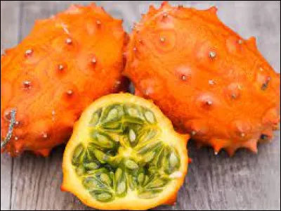 Ceci est un fruit, savez-vous lequel ? Voici quelques indices ; c'est un fruit tropical qu'on peut trouver en Afrique et en Arabie. Il est très riche en vitamine C et B6. Il a un très bon goût qui rappelle les tropiques. Et il fait partie de la famille de Cucurbitacées tout comme ses cousins les potirons et les concombres. Alors, l'avez-vous ?